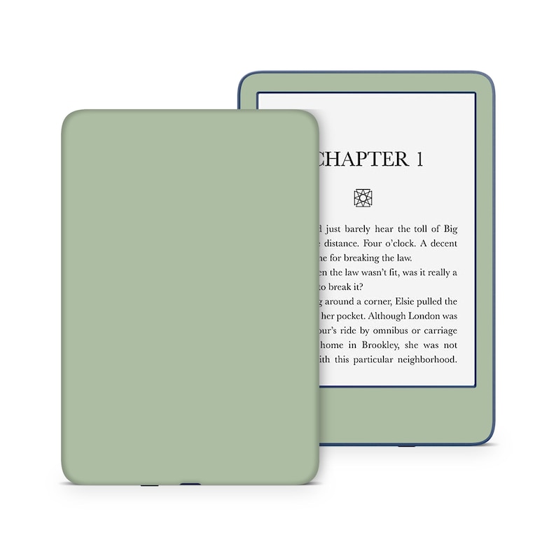 K&ouml;nnte beinhalten: Ein salbeigr&uuml;ner E-Reader mit passender H&uuml;lle, der Text aus "Kapitel 1" anzeigt. Der E-Reader ist ge&ouml;ffnet und zeigt einen wei&szlig;en Bildschirm mit schwarzem Text. Die H&uuml;lle ist leicht ge&ouml;ffnet.