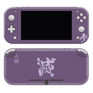 Puede incluir: Una consola de juegos portátil morada con una pantalla negra, botones blancos y un mando en cruz. La parte trasera de la consola presenta caracteres japoneses. La consola está diseñada para juegos y entretenimiento.