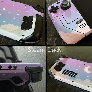 Peut inclure: Une Steam Deck violette et rose avec une peau personnalisée représentant des nuages, des étoiles et une lune croissante. La peau a une finition mate et est imprimée avec des graphismes de haute qualité. La Steam Deck est une console de jeu portable qui permet aux utilisateurs de jouer à des jeux PC en déplacement.