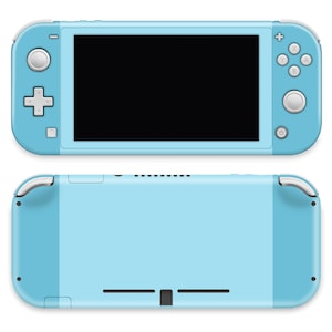 Puede incluir: Una consola de juegos portátil azul claro, mostrada desde el frente y la parte trasera. La parte frontal presenta una pantalla negra, botones de control y una cruceta. La parte trasera es de color azul claro liso con algunos pequeños detalles.