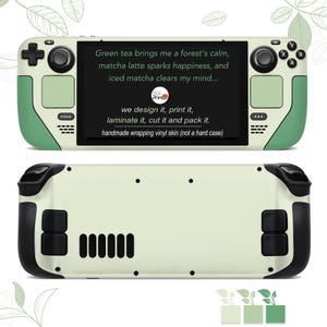 Op de afbeelding: Een groene en zwarte handheld-gameconsole met een wit scherm waarop een citaat over matcha-thee wordt weergegeven. Het citaat luidt: "Groene thee brengt me de rust van een bos, matcha latte zorgt voor geluk, en ijsthee matcha maakt mijn geest helder... We ontwerpen, printen, lamineren, snijden en verpakken het. Handgemaakte verpakkingsfolie van vinyl (geen harde hoes)"
