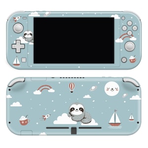 Puede incluir: Una consola Nintendo Switch Lite azul claro con un diseño caprichoso. La consola tiene una pantalla negra y está decorada con un perezoso, arcoíris, nubes, cohetes y veleros. Los botones y controles son blancos.