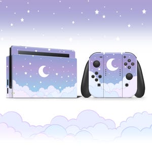 Könnte beinhalten: Eine Nintendo Switch-Konsole und Controller mit einem pastellfarbenen lila, blauen und weißen Design. Das Design zeigt einen Mond, Sterne und Wolken. Die Controller haben schwarze Griffe.