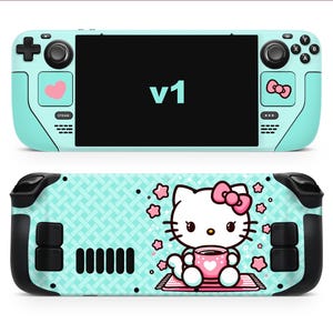 Könnte beinhalten: Hellblaues Handheld-Spielkonsole mit schwarzem Bildschirm, auf dem "v1" steht. Die Vorderseite hat ein rosa Herz, während die Rückseite ein Hello Kitty-Design mit Sternen und einer Tasse Kaffee zeigt.