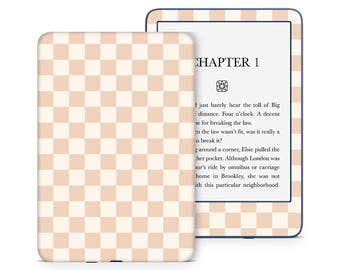 以下が含まれることがあります： 青い縁取りのあるベージュと白の市松模様のKindle Paperwhite電子書籍リーダーケース。画面には「第1章」の文字と本の短い抜粋が表示されています。