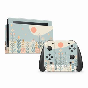 Puede incluir: Una piel para consola y mando Nintendo Switch de color azul claro y crema con un diseño floral y solar. El diseño presenta un fondo azul claro con un sol crema y una variedad de flores y plantas en tonos de rosa, naranja y verde.