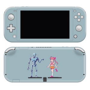 Pode incluir: Um console Nintendo Switch Lite azul claro com uma pele personalizada que apresenta um robô e uma menina com uniforme escolar. A pele é impressa na parte frontal e traseira do console.