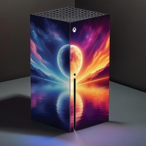 Puede incluir: Una piel colorida para la consola Xbox Series X con un diseño de galaxia y luna. La piel presenta un cielo azul y morado con una gran luna en el centro, reflejándose en una masa de agua. El fondo es una puesta de sol con tonos naranja y amarillo.