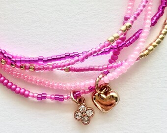 Conjunto de pulsera de cuentas rosas con dijes
