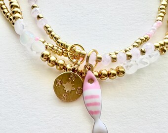 Conjunto de pulseras de peces doradas y rosas