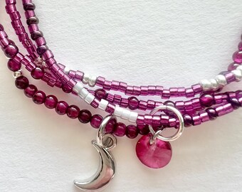 Conjunto de pulsera de cuentas de semillas de ciruela con dijes