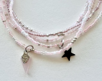 Conjunto de pulsera de cuentas rosa claro con dijes