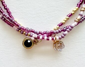 Conjunto de pulsera de cuentas de semillas de ciruela con dijes