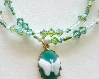 Conjunto de pulsera de cristal verde y cuentas pequeñas con dijes.