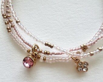 Conjunto de pulsera de cuentas rosa claro con dijes