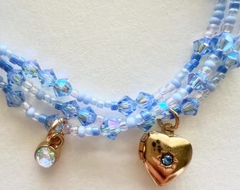 Conjunto de pulsera de cristal azul claro y cuentas pequeñas con dijes.