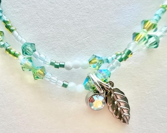 Conjunto de pulsera de cristal verde y cuentas pequeñas con dijes.