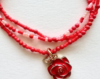 Conjunto de pulsera de cuentas rojas con dijes