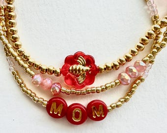 Conjunto de pulseras para mamá en oro y rojo
