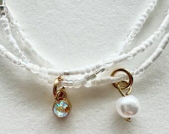 Juego de pulseras de cuentas blancas con dijes