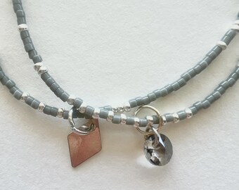 Conjunto de pulsera de cuentas grises con dijes
