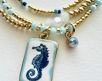 Conjunto de pulseras de caballito de mar en oro y azul