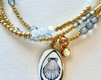 Conjunto de pulseras de oro y conchas azules
