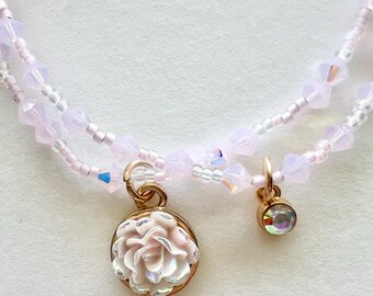 Conjunto de pulsera rosa bebé con cristales y cuentas, con dijes.