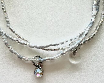 Conjunto de pulsera de cuentas de semillas gris claro con dijes