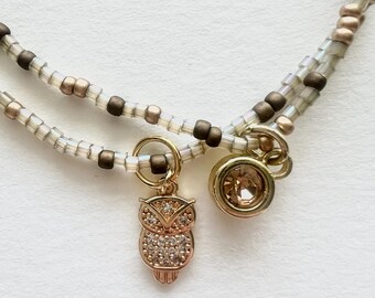 Conjunto de pulsera de cuentas de semillas color canela con dijes
