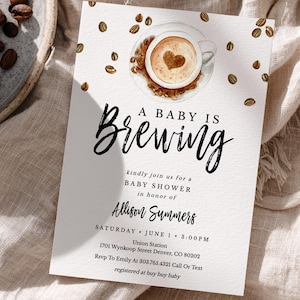 Può includere: Un biglietto d'invito rettangolare bianco per baby shower a tema caffè, con chicchi di caffè sparsi e un'immagine centrale di un latte. Il testo recita A Baby Is Brewing, kindly join us for a baby shower in honor of Allison Summers.
