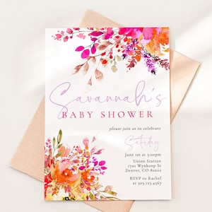 Può includere: Un invito a un baby shower con un design floreale ad acquerello in tonalità rosa, arancio e giallo. Il testo recita "Savannah's Baby Shower" e include la data, l'ora, il luogo e le informazioni per l'RSVP.