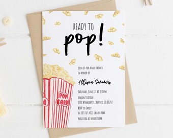 Puede incluir: Una invitación de baby shower blanca con una caja de palomitas de maíz roja y blanca y el texto "Ready to Pop!" en negro. La invitación incluye el nombre "Allison Summers" y los detalles del evento.