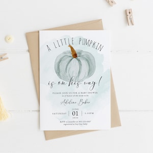 Pu&ograve; includere: Un invito a un baby shower con un'illustrazione ad acquerello di una zucca blu chiaro. Il testo recita "A little pumpkin is on his way!" e include la data, l'ora e le informazioni RSVP.