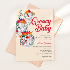 Può includere: Un invito a un baby shower con il tema "Groovy Baby". L'invito presenta un'illustrazione ad acquerello di palle da discoteca con fiori appesi. Il testo sull'invito recita "Groovy Baby" e include i dettagli del baby shower, tra cui la data, l'ora, il luogo e le informazioni RSVP.