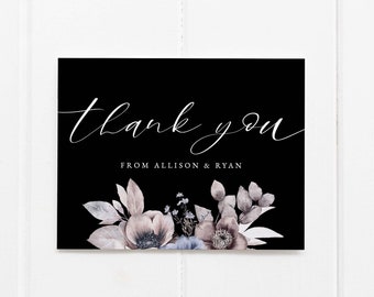 以下が含まれることがあります： 黒色のサンキューカードに、白い書体で「ありがとう」と「Allison & Ryanより」と書かれています。カードは、紫とピンクの色合いの花柄で飾られています。