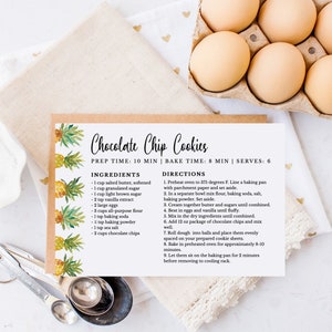 Könnte beinhalten: Eine druckbare Rezeptkarte mit braunem Hintergrund und Ananas-Design. Das Rezept ist für Schokoladenkekse und enthält Zutaten und Anweisungen. Die Vorbereitungszeit beträgt 10 Minuten, die Backzeit 8 Minuten und das Rezept reicht für 6 Personen.