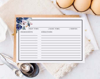 Könnte beinhalten: Druckbare Rezeptkarte mit einem floralen Design in Blautönen, Rosa und Grün. Die Karte hat Abschnitte für Zutaten, Anweisungen, Vorbereitungszeit, Backzeit und Portionen.