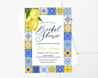 Op de afbeelding: Een witte bruidsdoucheinvitatie met een blauwe en gele betegelde rand. De uitnodiging heeft een citroen tak met groene bladeren en gele citroenen. De tekst luidt "Join us for a Bridal Shower ter ere van de aanstaande mevrouw Allyen James. Zaterdag 1 juni 2024, 15:00 uur. Union Station, 1701 Wynkoop St, Denver, CO 80202. RSVP naar 303-123-4567 of bel of sms. Geregistreerd bij Nordstrom."