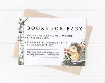 Może przedstawiać: Biała kartka z tekstem "BOOKS FOR BABY" w kolorze czarnym. Na kartce znajduje się akwarelowa ilustracja jeża na tle brzozy. Tekst brzmi: "Zamiast kartki, mamy jedną małą prośbę. Prosimy o przyniesienie książki, która jest Twoją ulubioną. Podpisz swoją książkę jednym lub dwoma wierszami, aby dziecko wiedziało, że jest od Ciebie!"