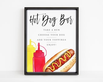 Puede incluir: Una impresión enmarcada con las palabras "Hot Dog Bar" en un estilo manuscrito. La impresión incluye ilustraciones de un perrito caliente con mostaza y ketchup, y botellas de condimentos. El texto de abajo dice "¡Toma un pan, elige tu perro, añade tus ingredientes, disfruta!"