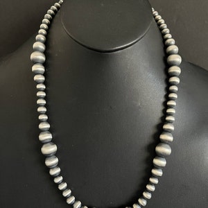 Collana con perline graduate in argento sterling con perle. 24 pollici. Da 8 mm a 14 mm