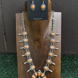 Collana con piccola ostrica spinosa arancione in argento sterling e fiori di zucca Navajo, set E