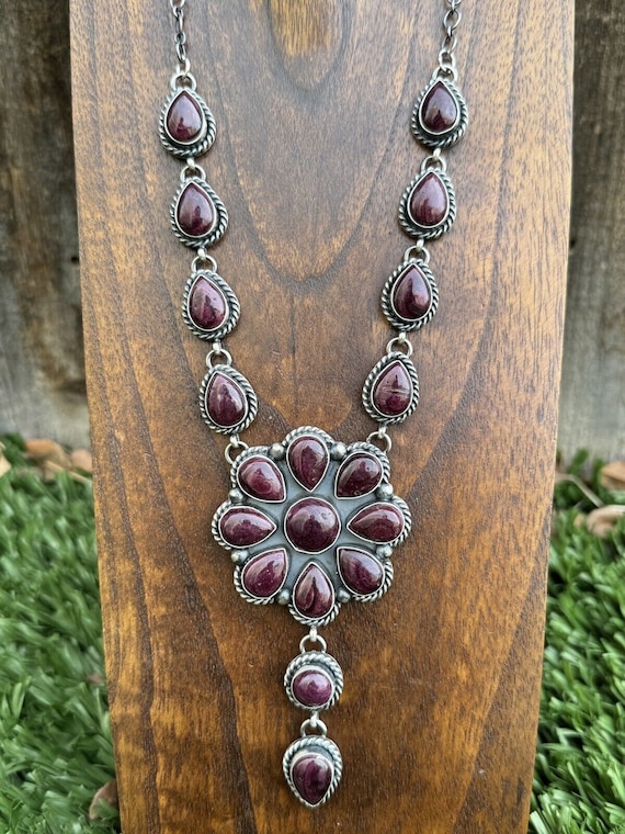 Exquisite Native American Navajo Spiny Oyster Sterling Silver Necklace Signed Robert Shakey Exquisite Native American Navajo Spiny Oyster Sterling Silver Necklace Signed Robert Shakey