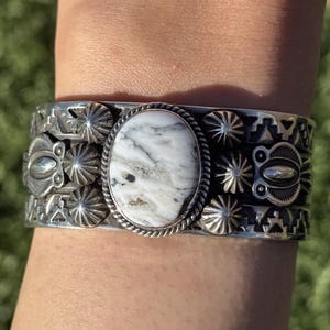 Brazalete Navajo de Plata Esterlina con Turquesa de Búfalo Blanco de Andy Cadman