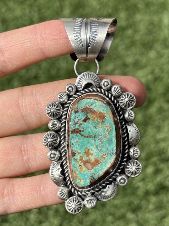 ナバホ族スターリングシルバーのロイストンターコイズペンダント。K