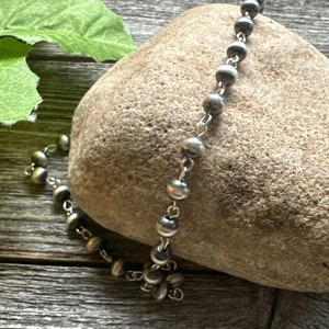 Halsband i sydvästligt 925 sterlingsilver med 6 mm pärlor och rosenkranspärlor. bild 3