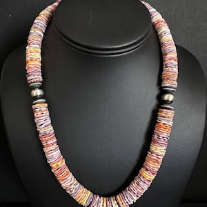 Collana con perline di conchiglia multicolore in argento sterling. 18 pollici