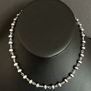 Halsband i sydvästligt 925 sterlingsilver med 6 mm pärlor och rosenkranspärlor. bild 1