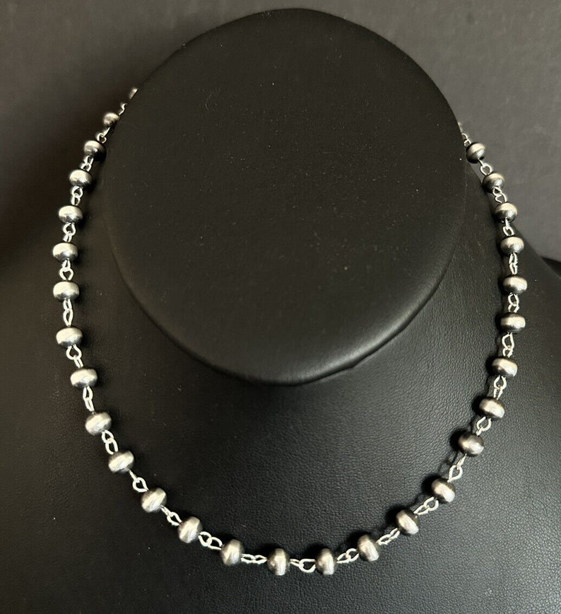 Halsband i sydvästligt 925 sterlingsilver med 6 mm pärlor och rosenkranspärlor. bild 1